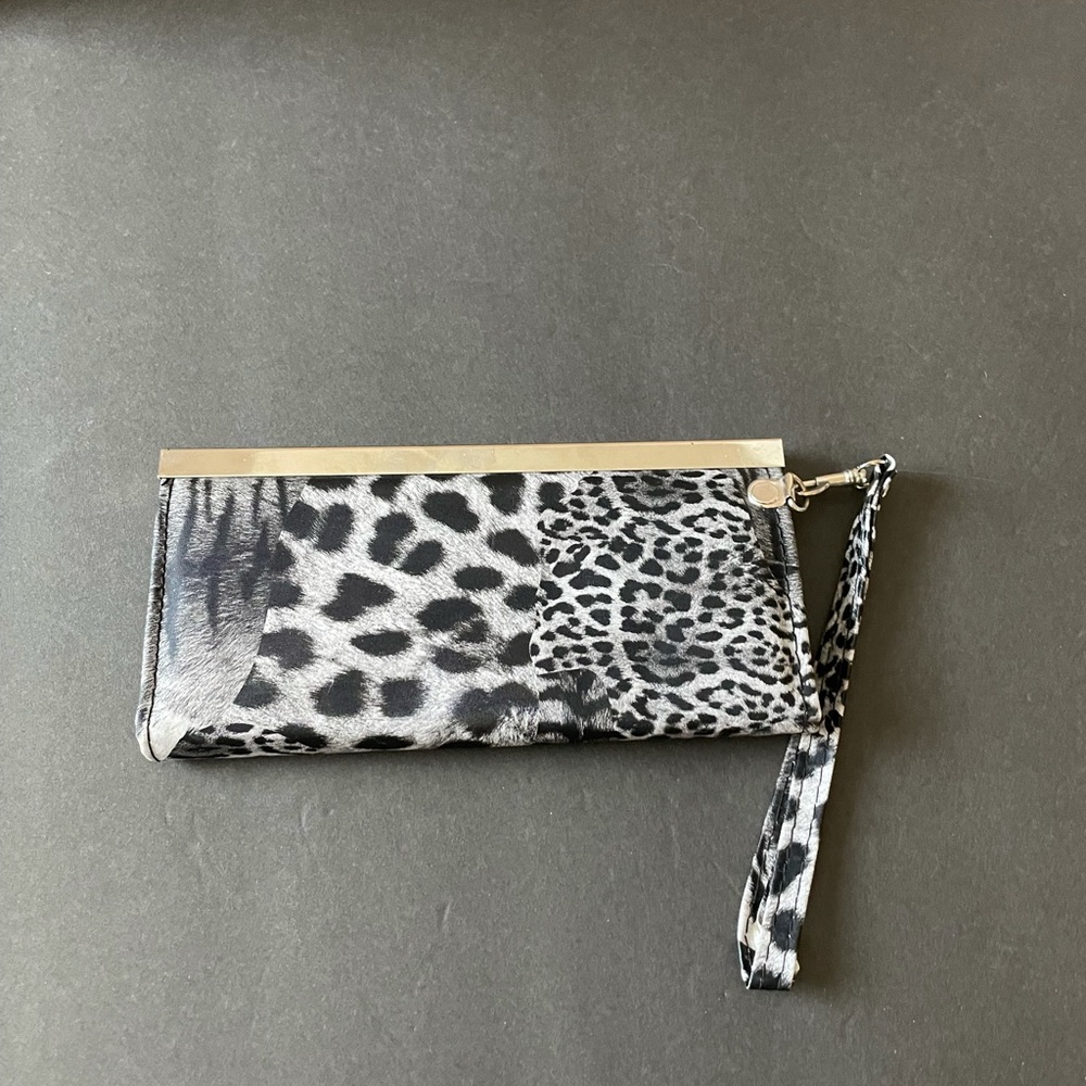 Woman’s wristlet.